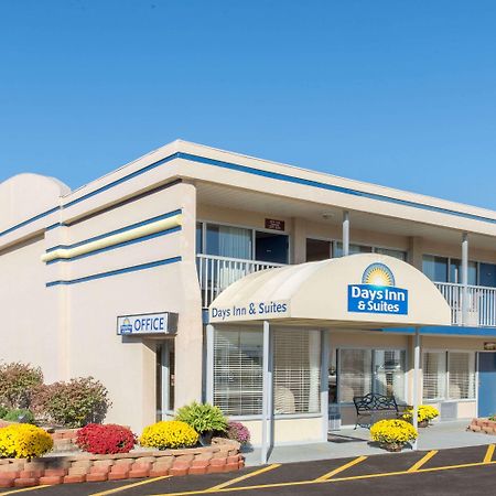 Days Inn & Suites By Wyndham Dayton North Exterior foto