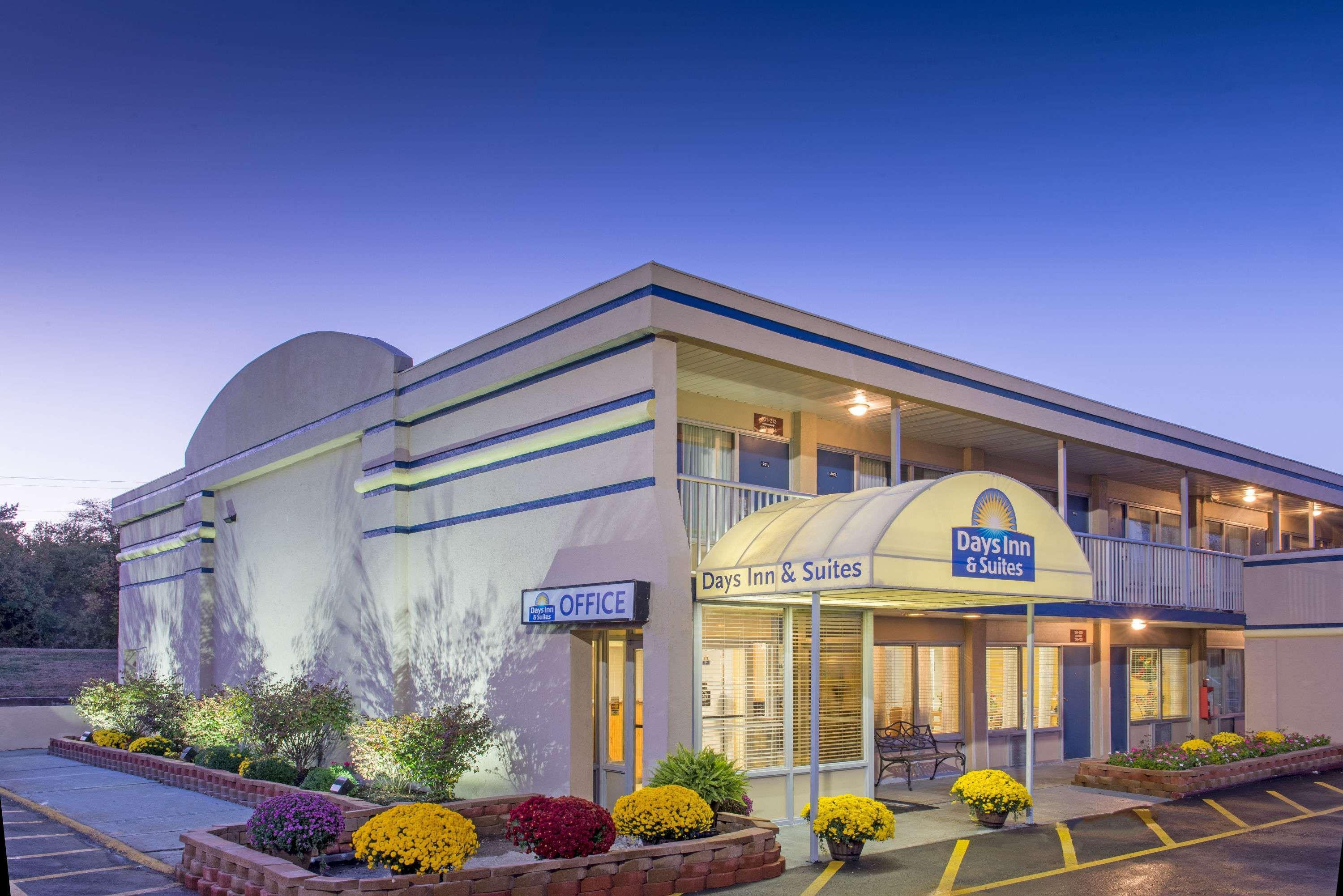 Days Inn & Suites By Wyndham Dayton North Exterior foto