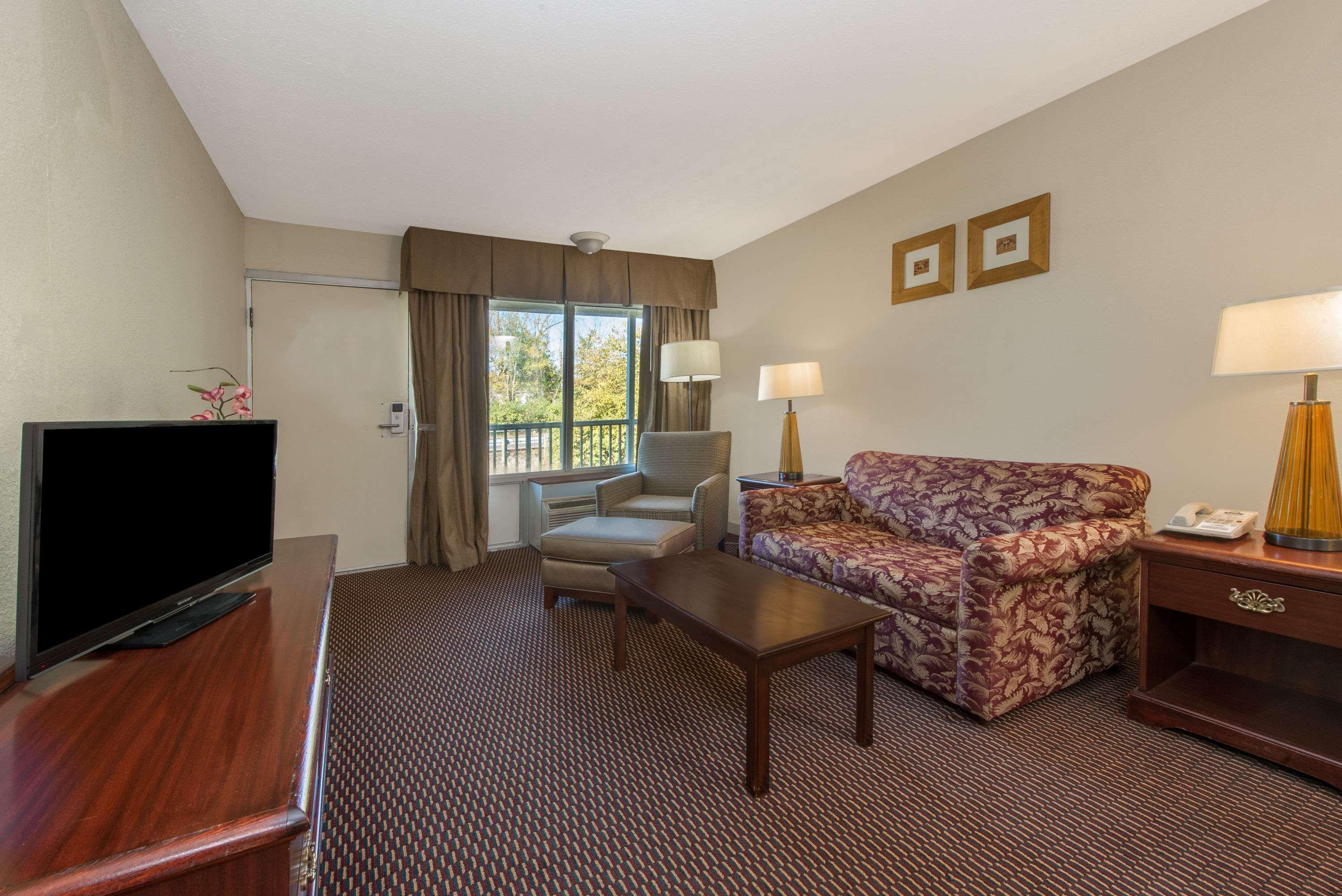 Days Inn & Suites By Wyndham Dayton North Exterior foto