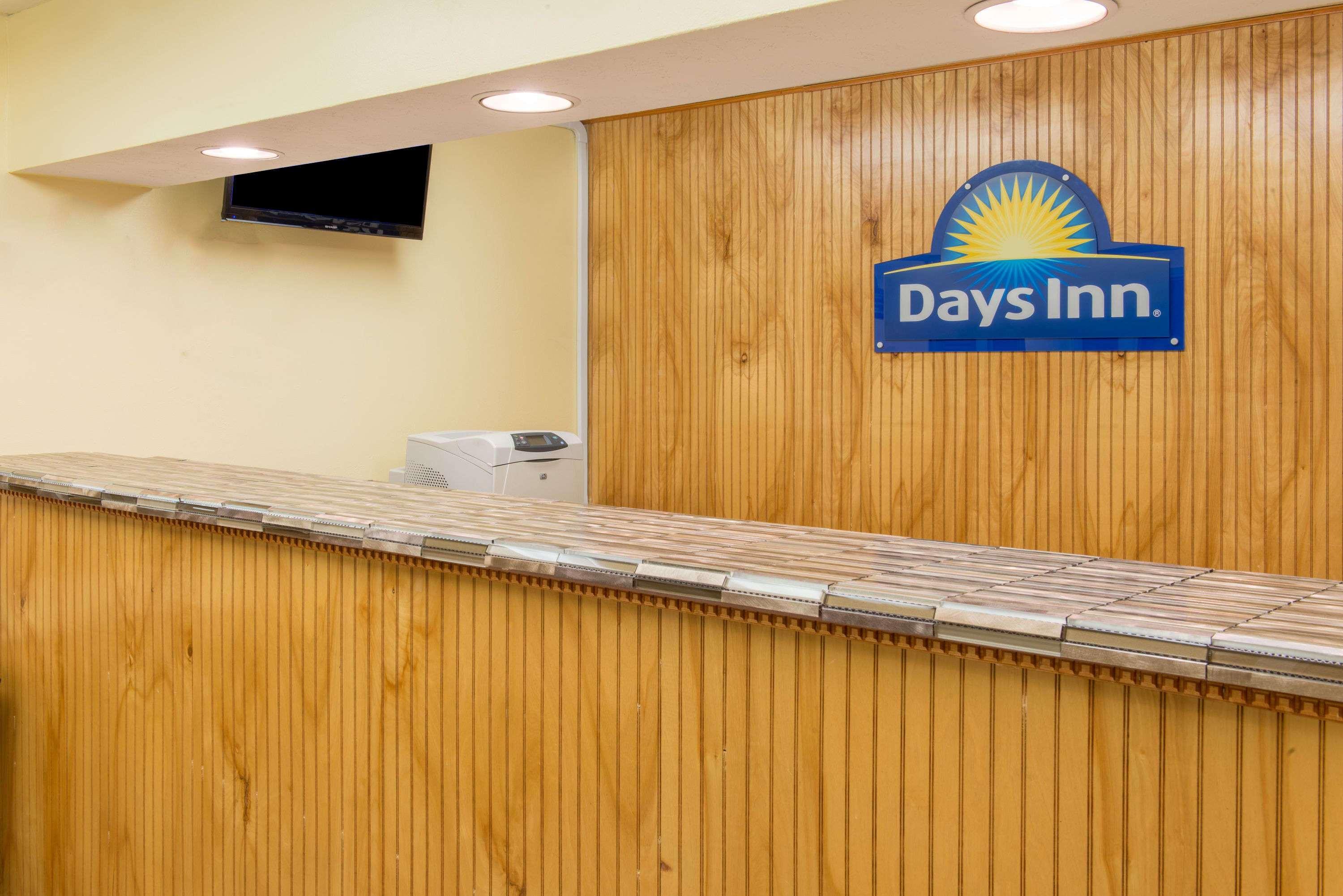 Days Inn & Suites By Wyndham Dayton North Exterior foto
